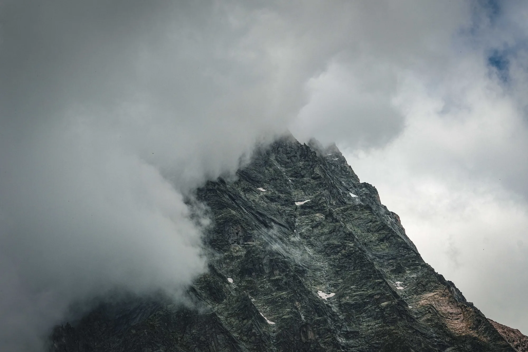 Una cima di montagna fra le nuvole