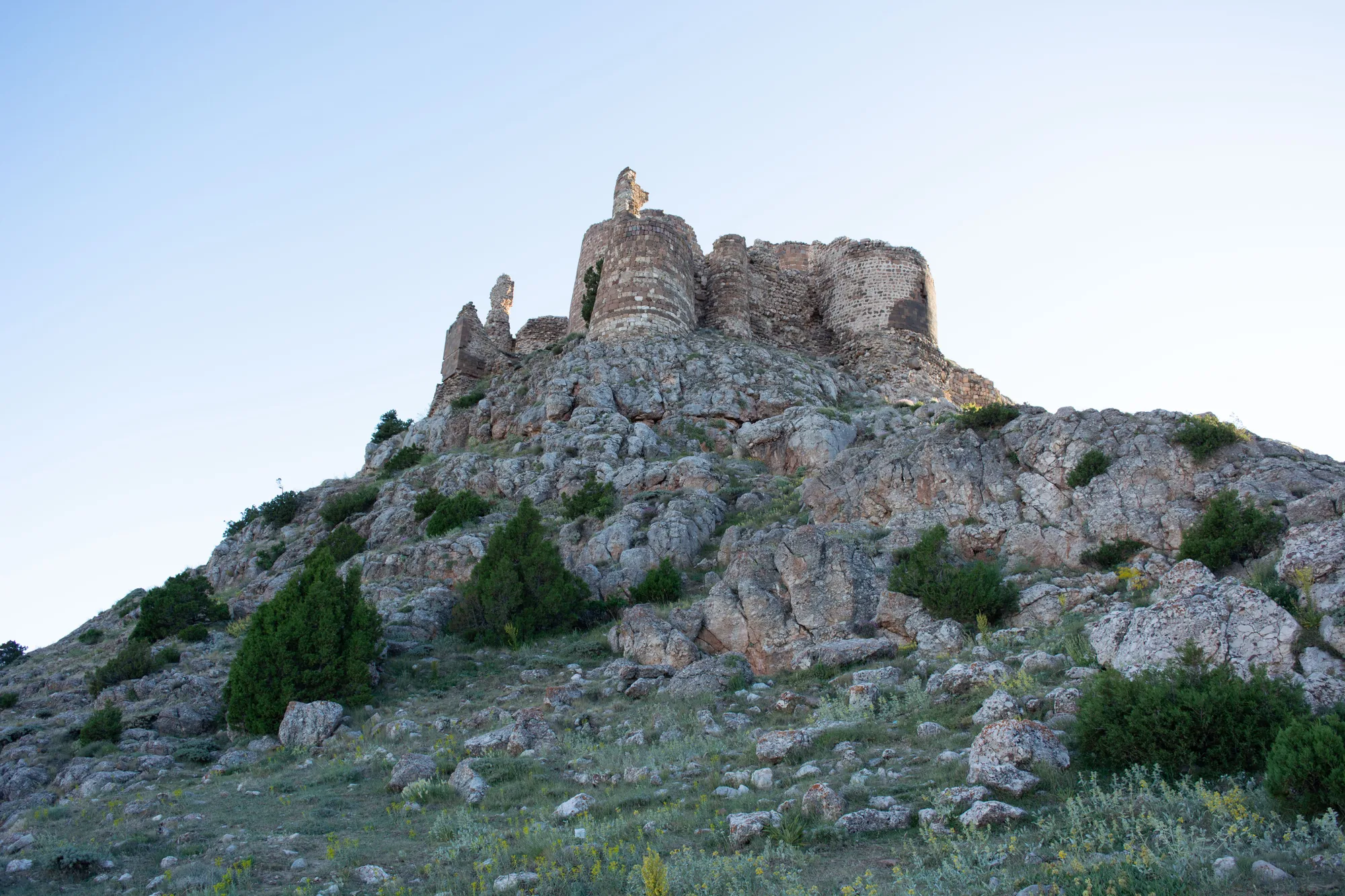 Le rovine di un castello su uno sperone di roccia, in Italia