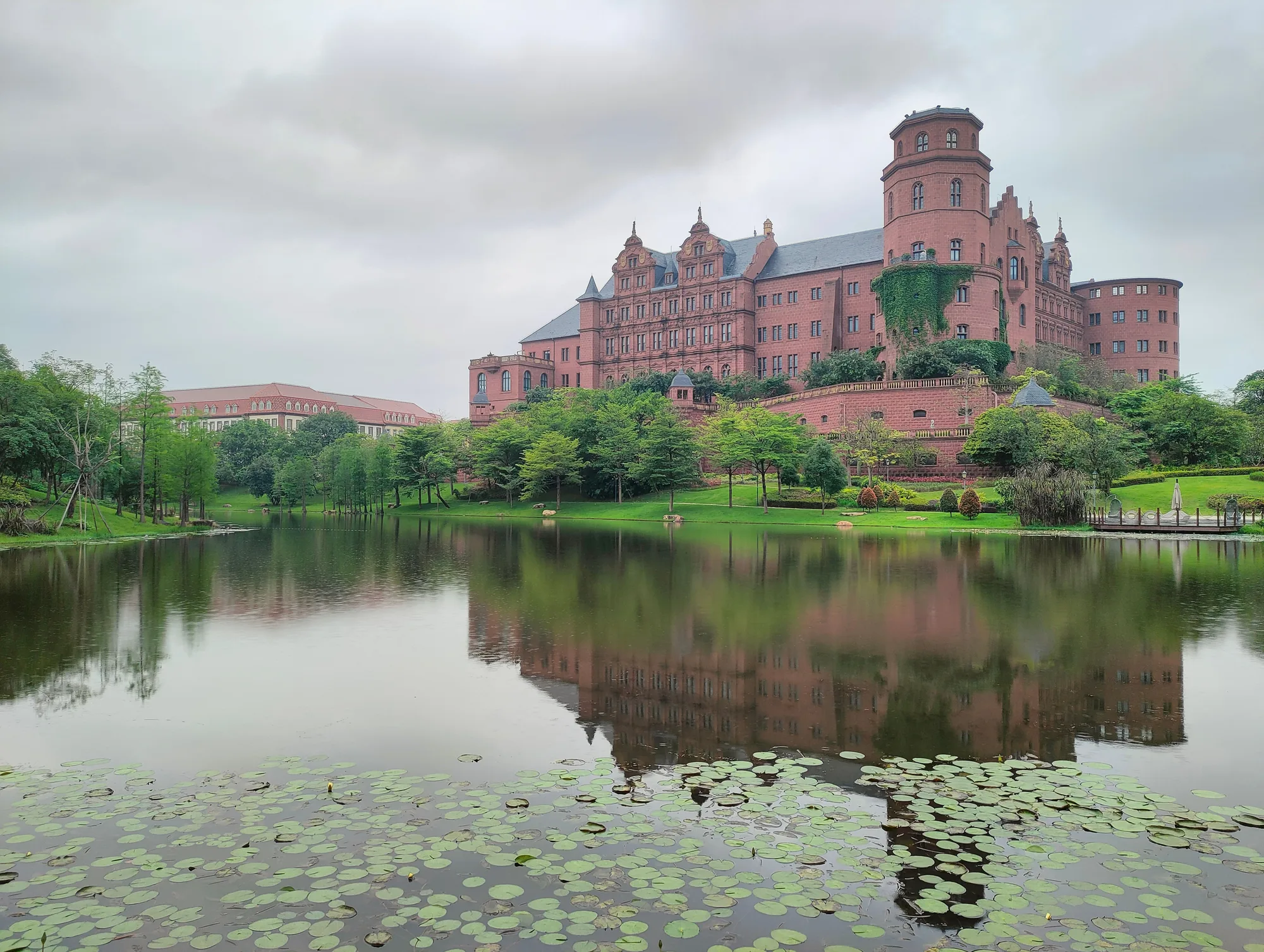 Un castello affacciato su un lago, circondato dal verde