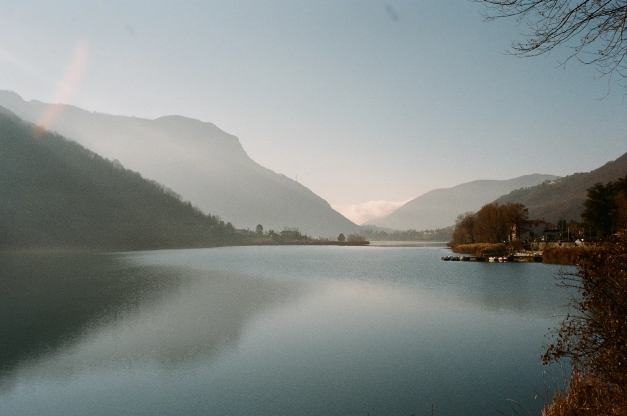 Montagne riflesse in un lago italiano