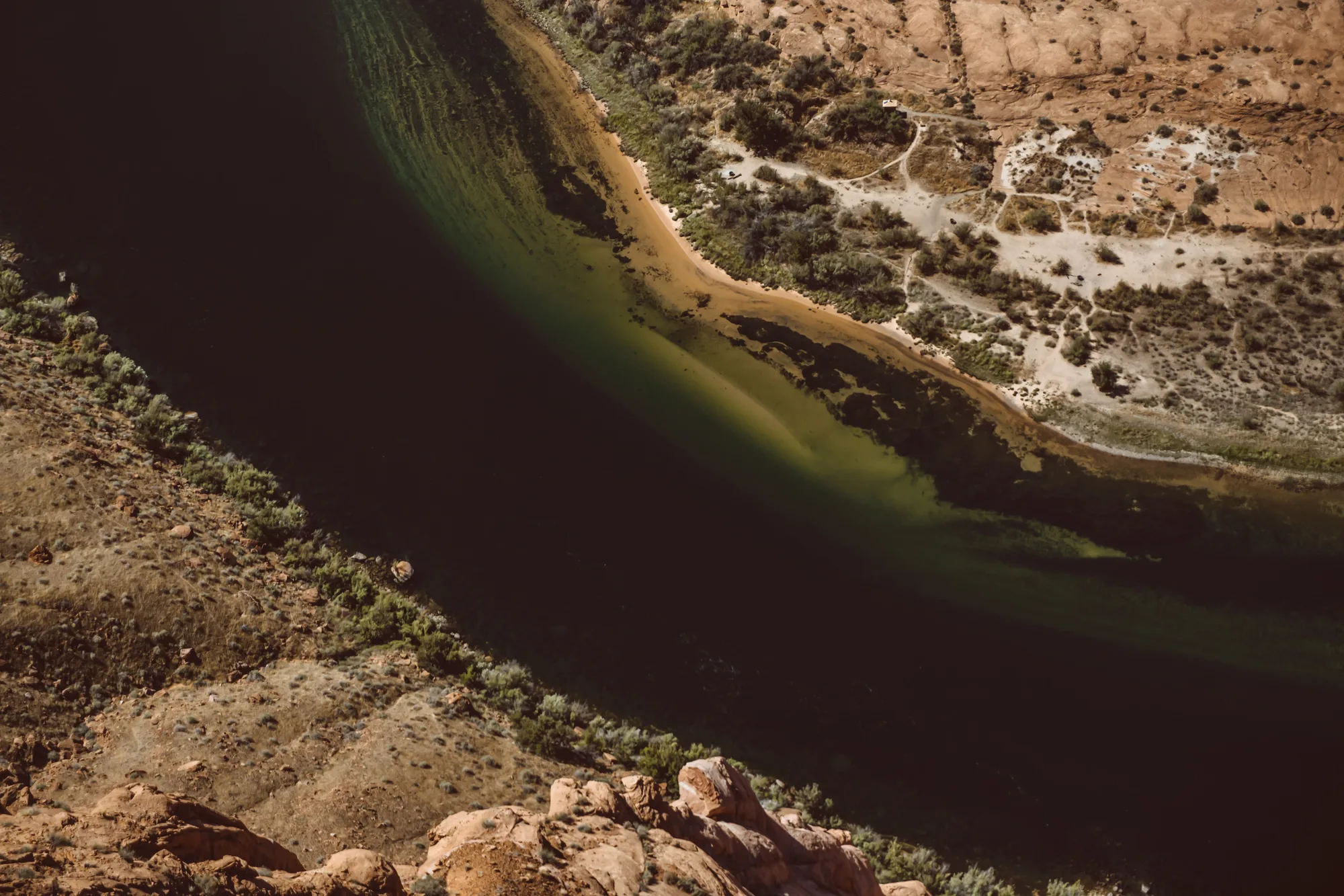 Dall'alto, un fiume profondo dentro una gola di roccia
